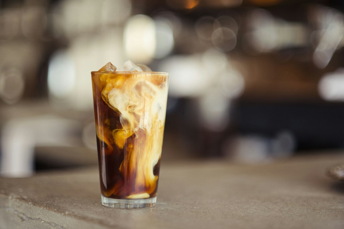 Iced latte servido en un vaso con hielo